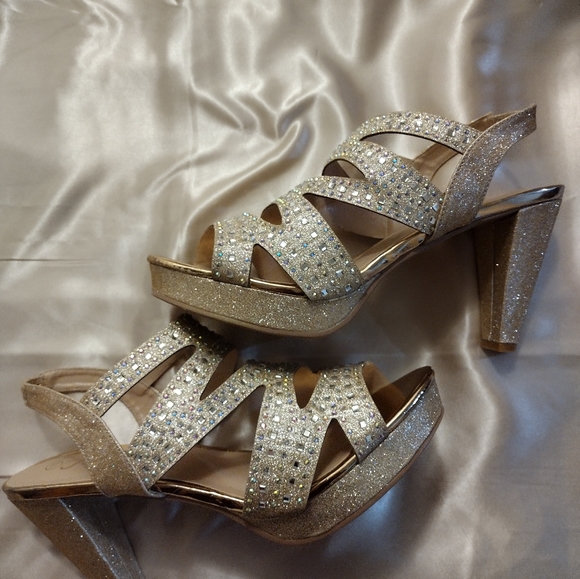 Beautiful Gold Rhinestone Elegant Event Shoe - Picture 3 of 6